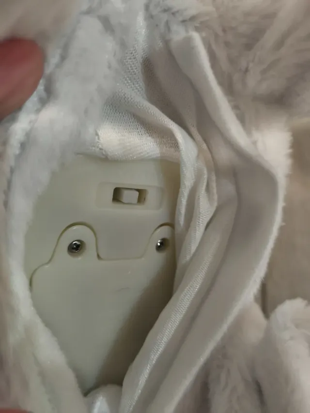 Perro de peluche blanco y negro