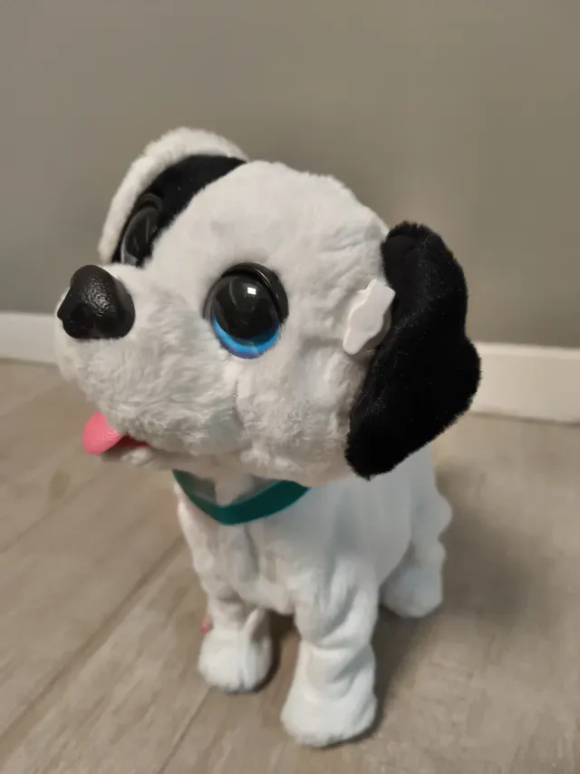 Perro de peluche blanco y negro