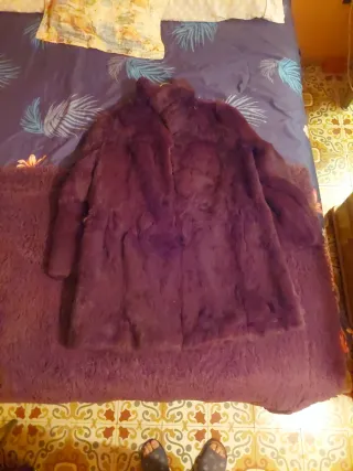 Abrigo de piel de conejo morado