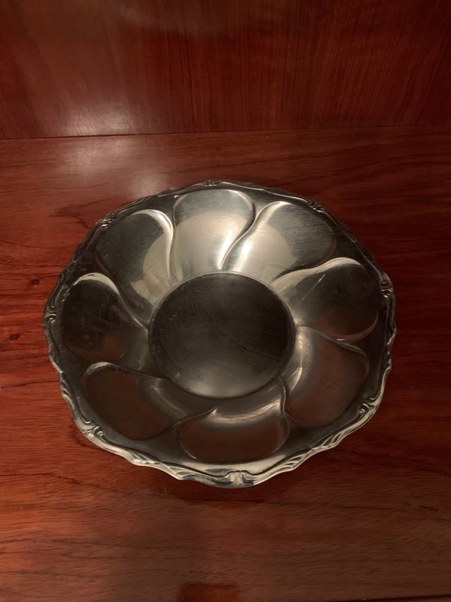 Fuente de metal plateada con diseño vegetal