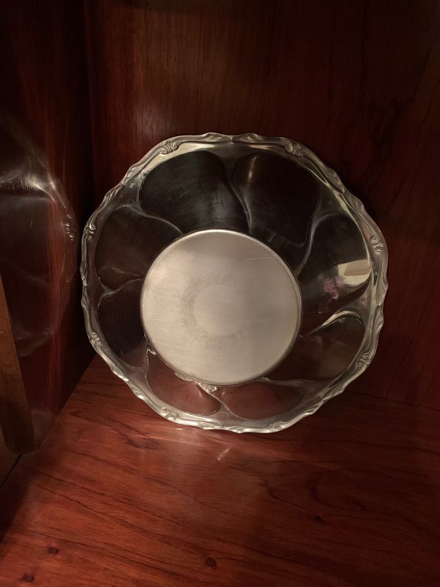 Fuente de metal plateada con diseño vegetal