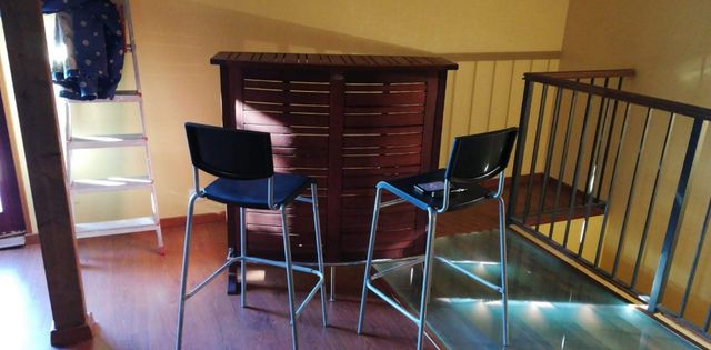 Mini bar de madera y metal.