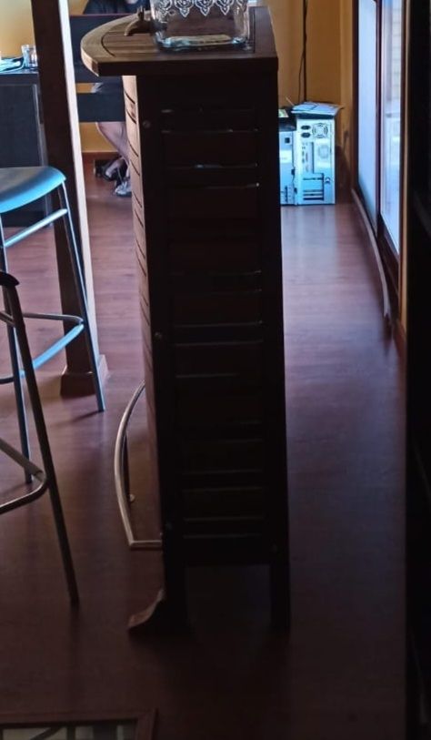 Mini bar de madera y metal.