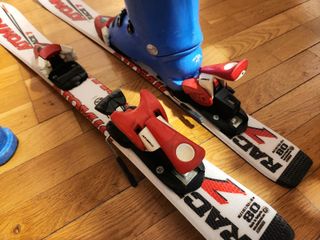 Conjunto esquís Atomic y botas Lange infantiles