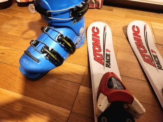 Conjunto esquís Atomic y botas Lange infantiles