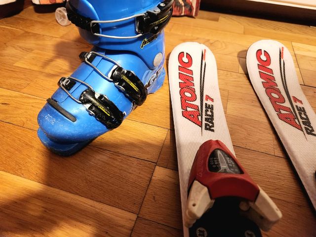 Conjunto esquís Atomic y botas Lange infantiles
