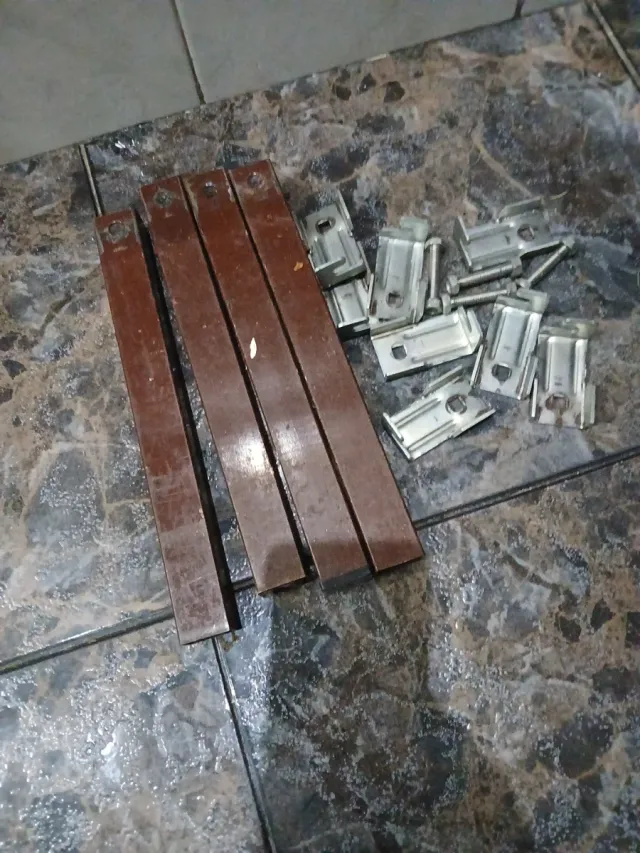 Cama de metal y madera