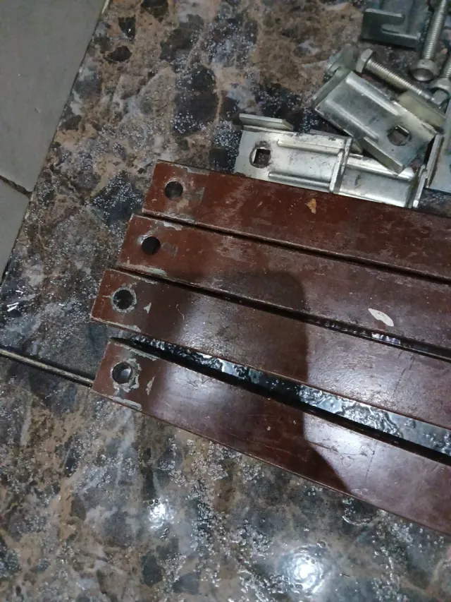 Cama de metal y madera