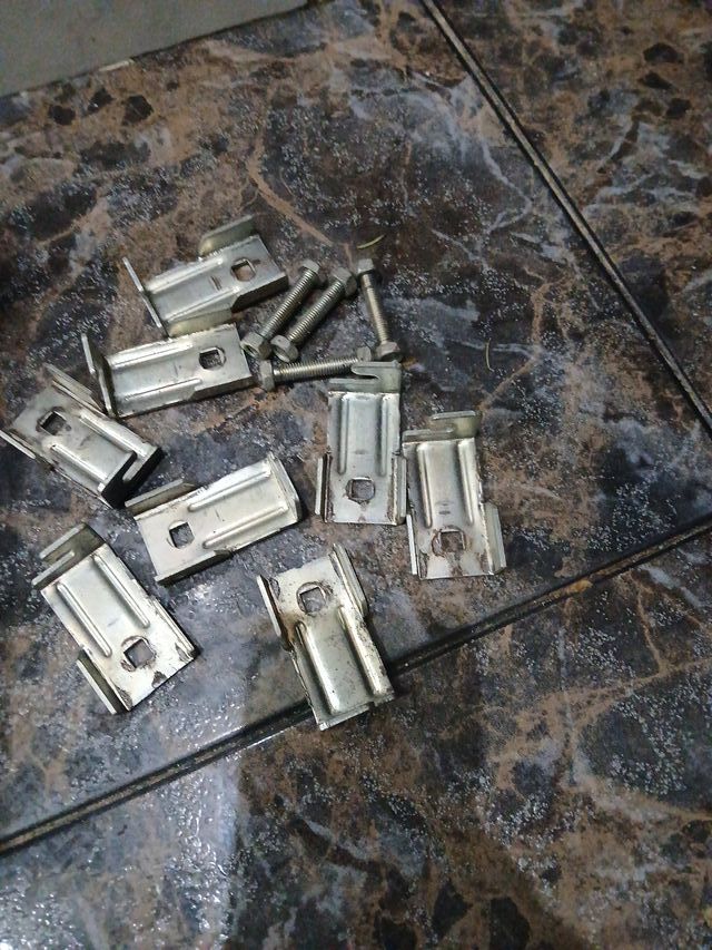 Cama de metal y madera