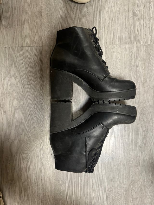 Botines negros con plataforma y tacón