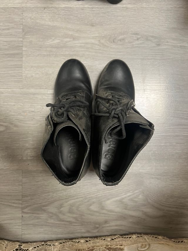 Botines negros con plataforma y tacón