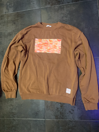 Sudadera marrón con estampado de labios Talla M