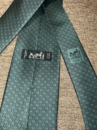 Corbata Hermès H gris/verde sin etiquetas