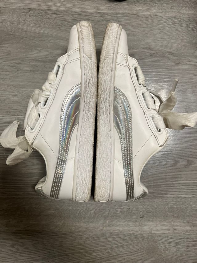 Zapatillas Puma Blancas y Plateadas