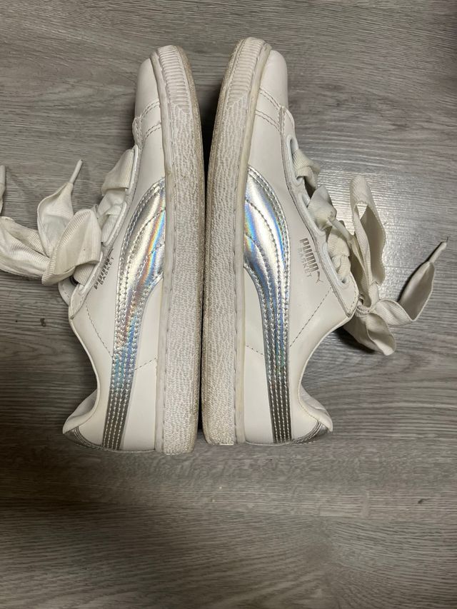 Zapatillas Puma Blancas y Plateadas