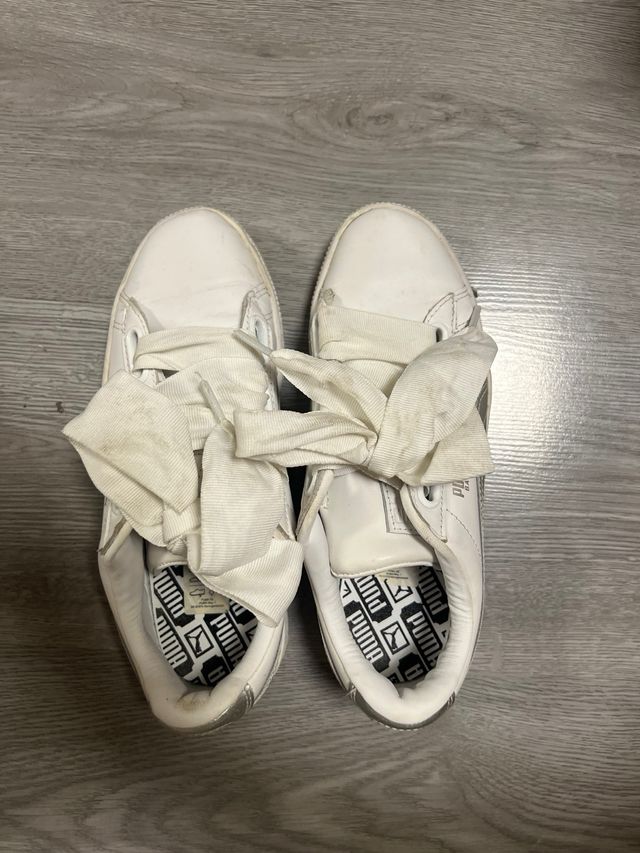 Zapatillas Puma Blancas y Plateadas