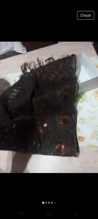 Sciarpa donna marrone con ricami floreali