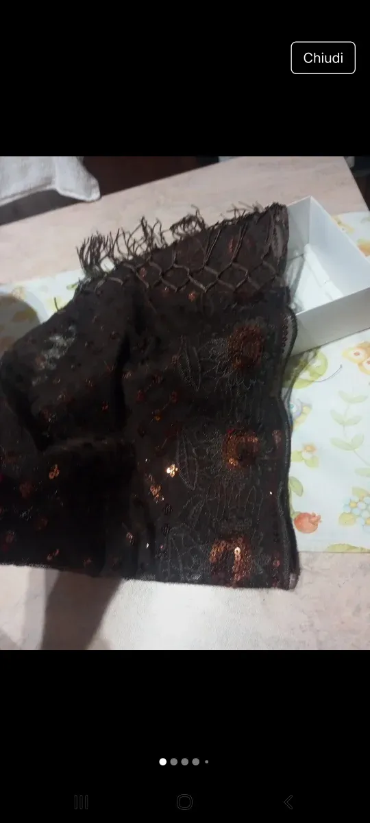 Sciarpa donna marrone con ricami floreali