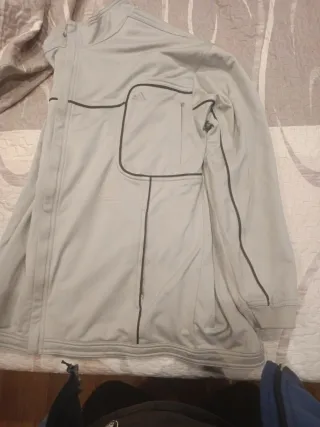 Cazadora Adidas Beige, como nueva, impoluta.