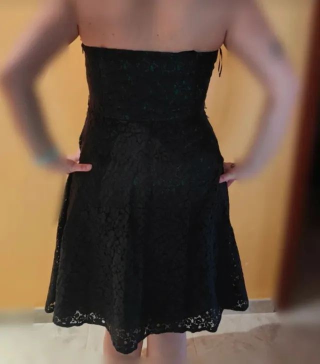 Vestido palabra de honor negro encaje