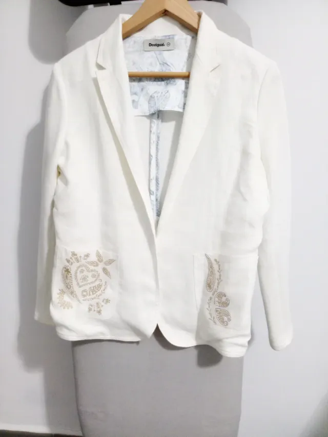Chaqueta Desigual Beige con Bordado Dorado
