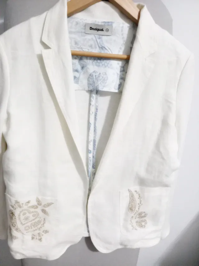 Chaqueta Desigual Beige con Bordado Dorado