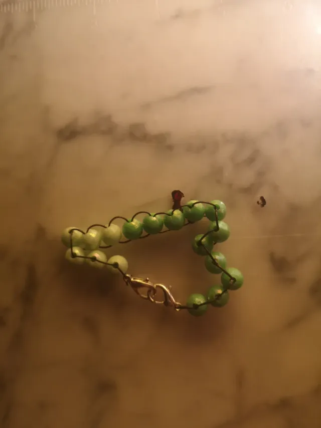 Pulsera de cuentas verdes y dorada