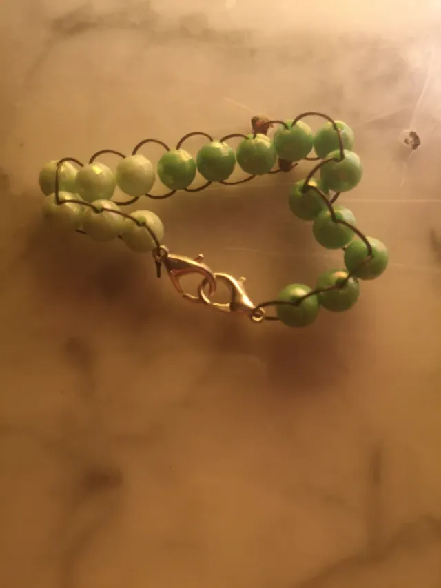 Pulsera de cuentas verdes y dorada