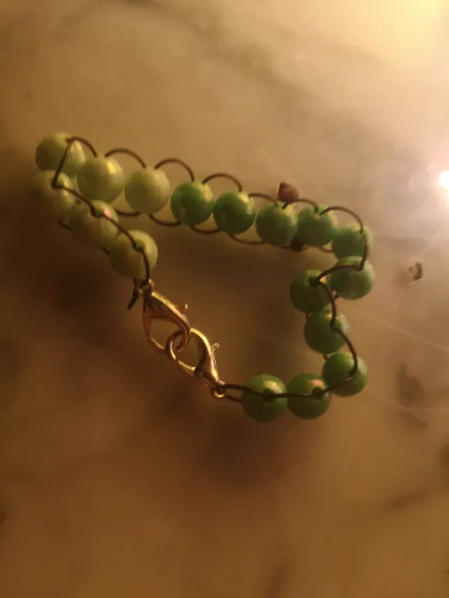 Pulsera de cuentas verdes y dorada