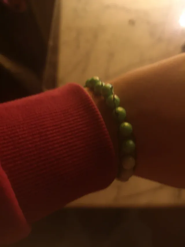 Pulsera de cuentas verdes y dorada