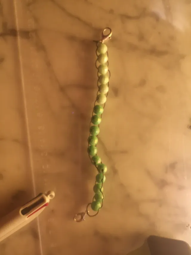 Pulsera de cuentas verdes y dorada