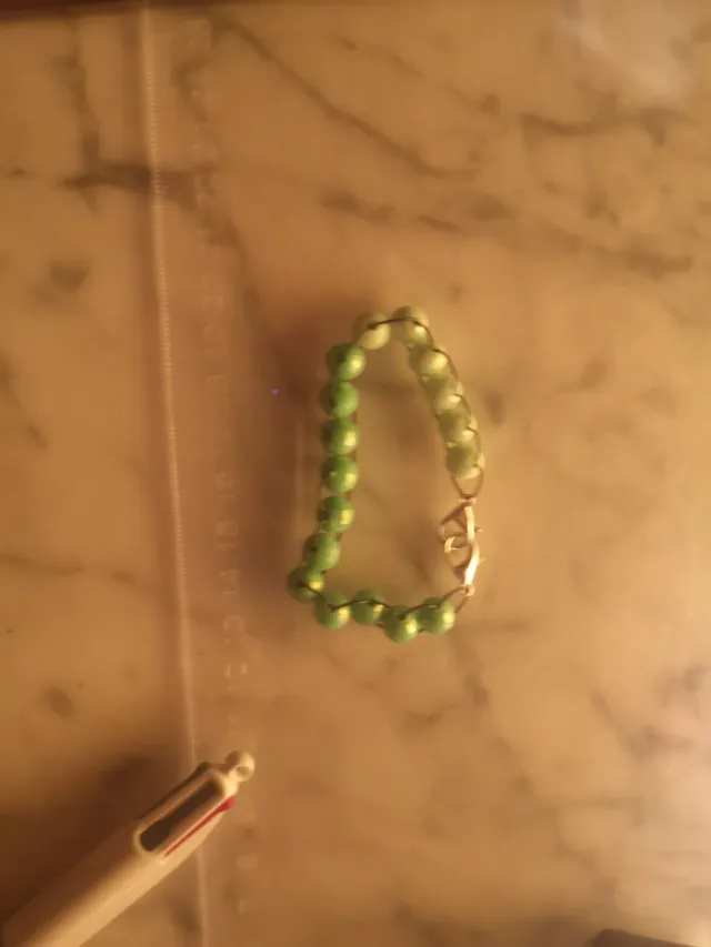 Pulsera de cuentas verdes y dorada
