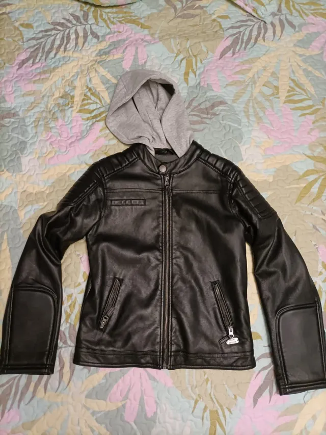 Chaqueta polipiel negra con gorro T.11-12