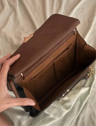 Bolso negro y marrón con cadena dorada