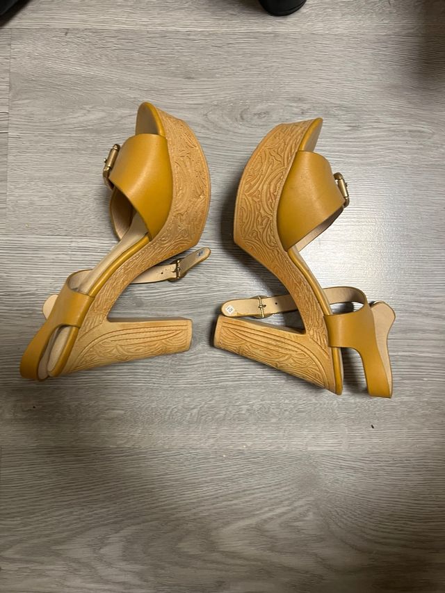 Tacones de cuña color mostaza