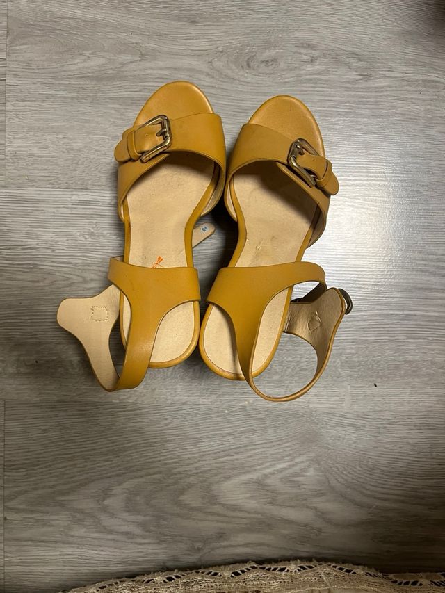 Tacones de cuña color mostaza