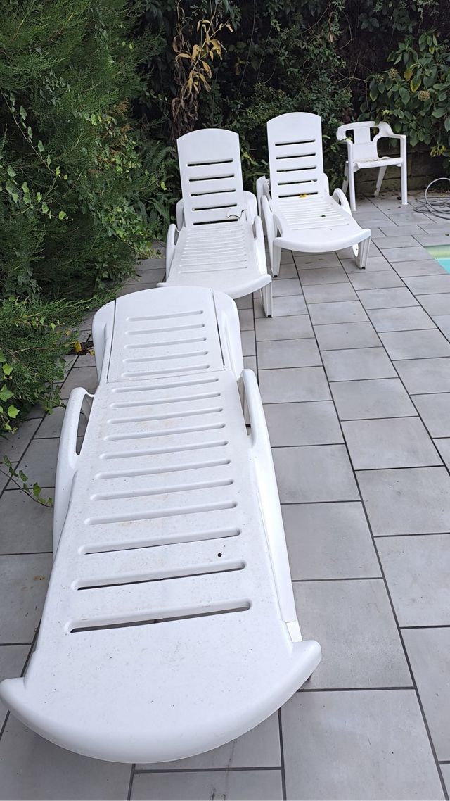 Tumbonas reclinables blancas de plástico