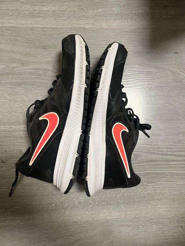 Zapatillas Nike Negras y Rojas