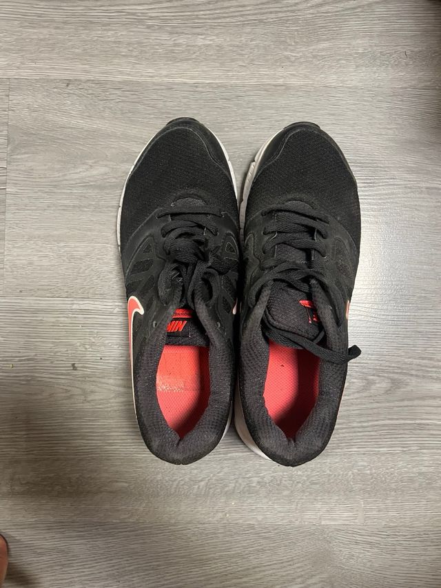 Zapatillas Nike Negras y Rojas