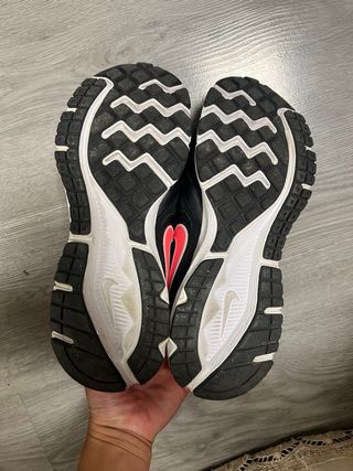 Zapatillas Nike Negras y Rojas