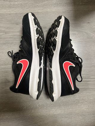 Zapatillas Nike Negras y Rojas