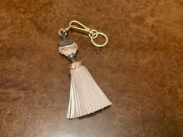 Llavero de borla en polipiel con carita KL