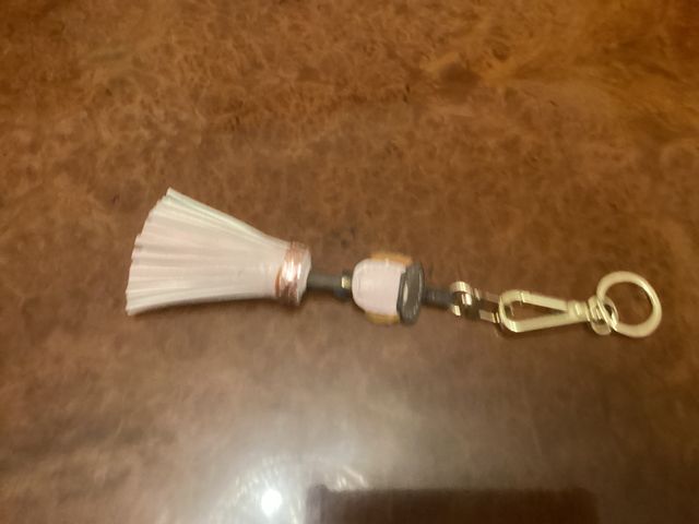 Llavero de borla en polipiel con carita KL