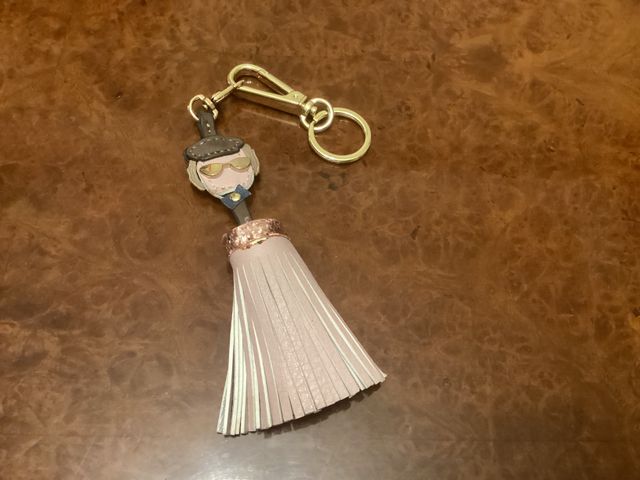 Llavero de borla en polipiel con carita KL