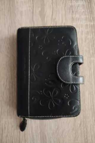 Monedero negro con flores