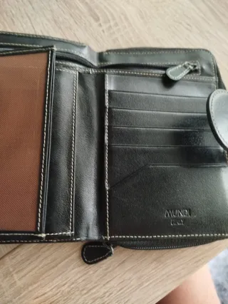 Monedero negro con flores