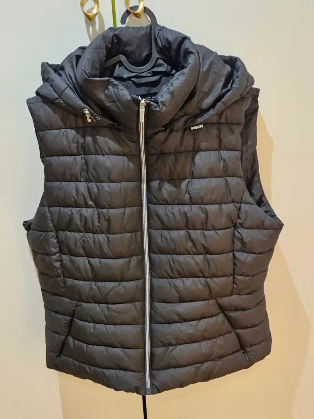 Chaleco acolchado Zara con capucha talla XXL