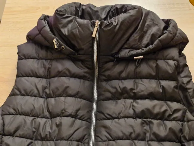Chaleco acolchado Zara con capucha talla XXL