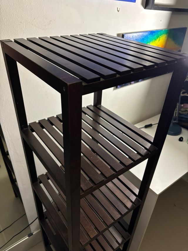 Scaffale in legno scuro