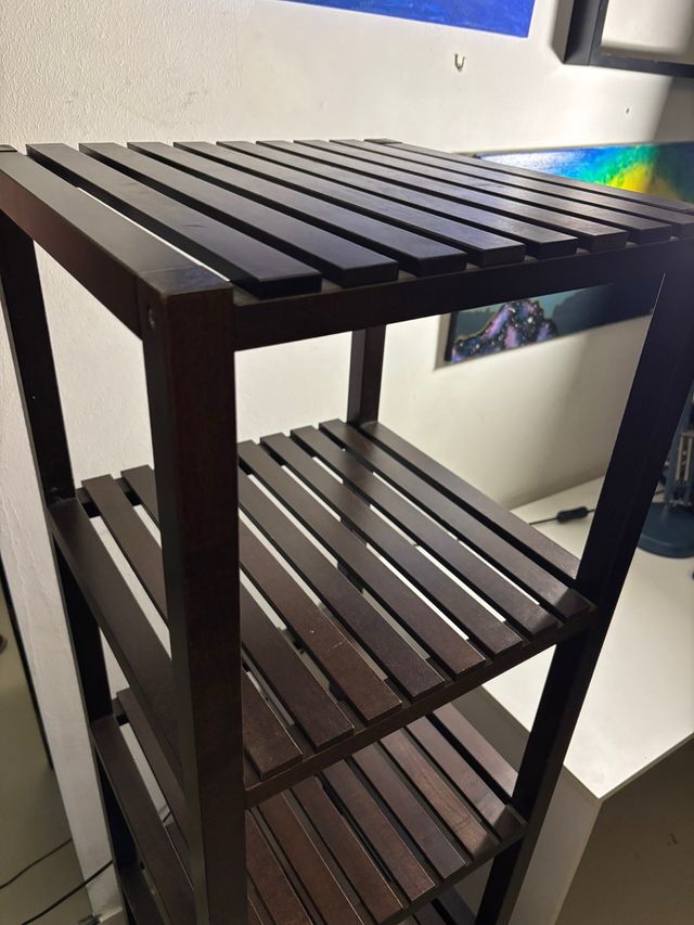 Scaffale in legno scuro